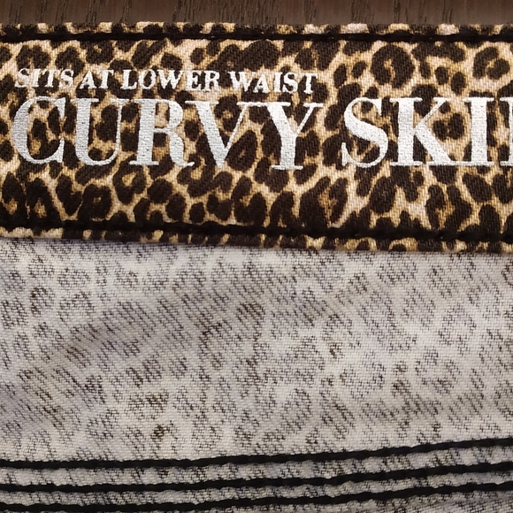 NY&Co Ladies Leopard Print Skinny Jeans 8 Long - Picture 4 of 7